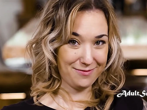 Dark-skinned Saw Blonde Stunner Never Cracks Eye Contact