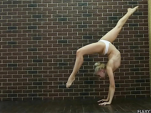 Steamy teen babe does gymnastics nude Dora Tornaszkova