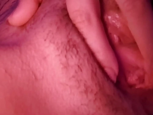 A la morena sexy le encanta masturbarse el co&ntilde;o todas las ma&ntilde;anas