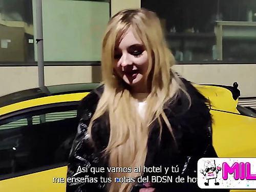 Hermosa rubia delgada acepta ir al motel para una sesion de fotos hot